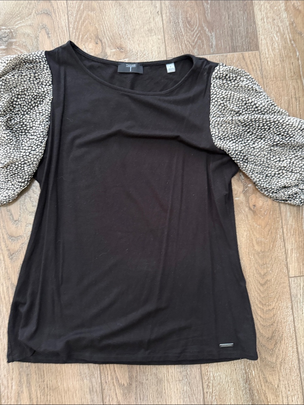 ❣️5/$25❣️Tahari Black Tee with Textured Beige Puff Sleeves